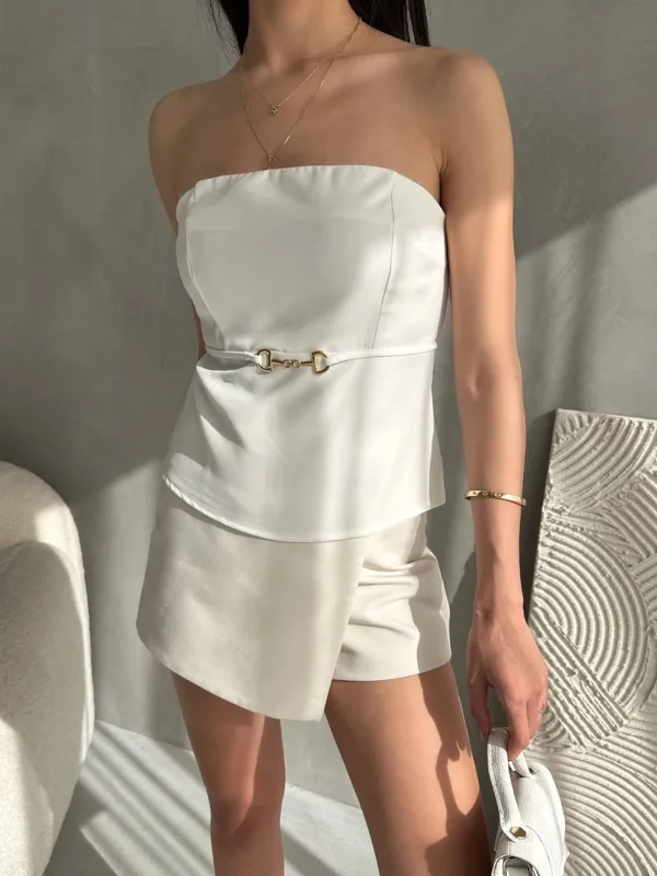 Straplez struk s kopčom detalj krep bluza bijela