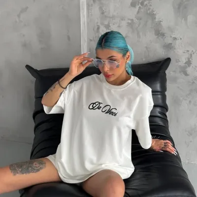 Damski oversize T-shirt biały, dekolt w serek, nadruk 2