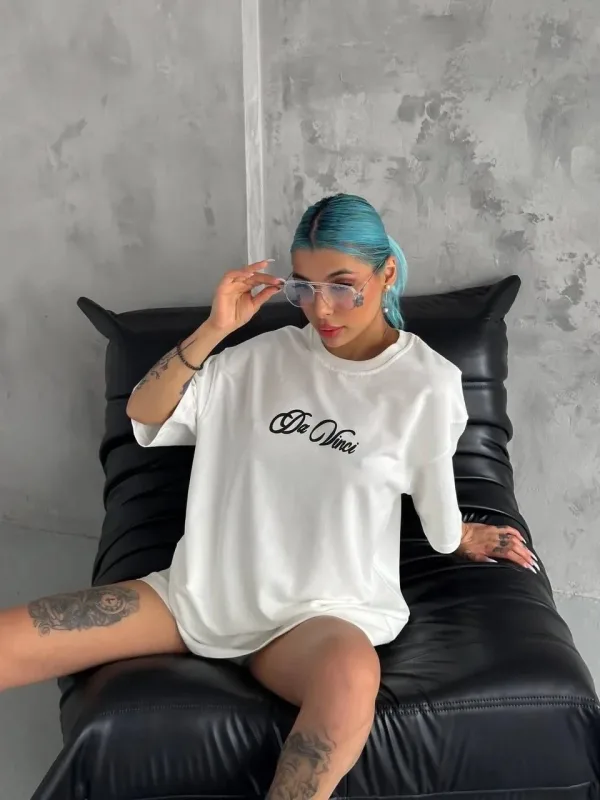 Damski oversize T-shirt biały, dekolt w serek, nadruk 2