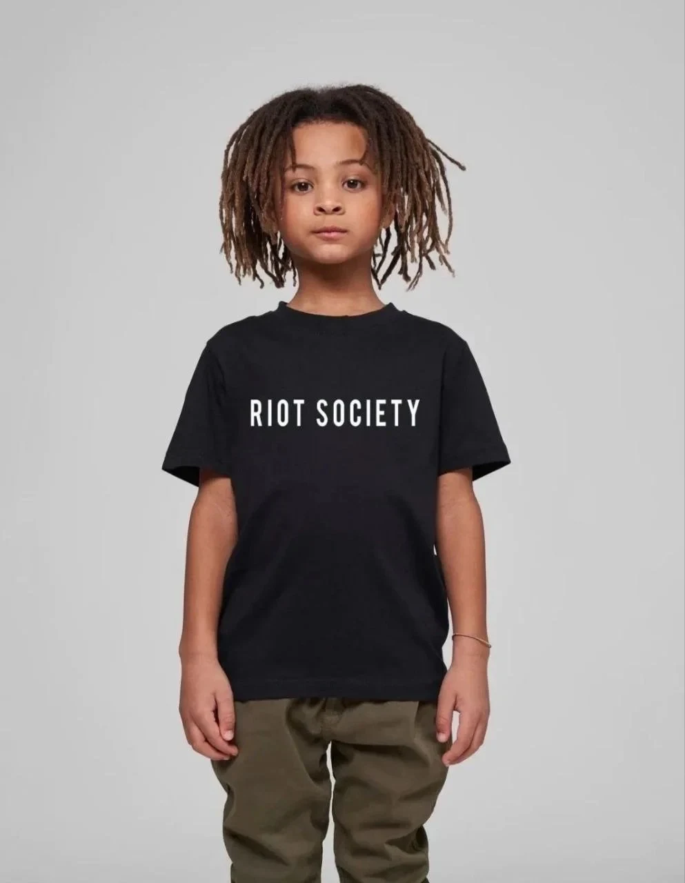 Dziecięca Czarna Oversize T-Shirt z Nadrukiem Dekolt w Serek