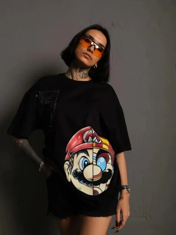 Tîşorta Jinan a Reş a Oversize Bi Stûyê Bisîkletê Û Çapa Mario 1