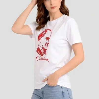 Bluzë për femra, ngjyrë e bardhë, me jakë biçiklete dhe print Ataturk 3