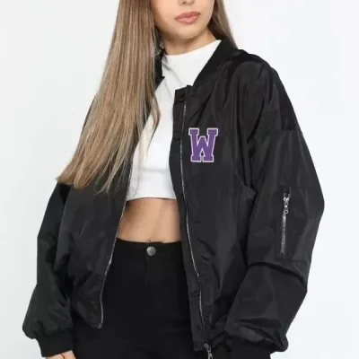 Dámska čierna oversize bomber bunda s potlačou, vreckami na zips a prešívaním 2