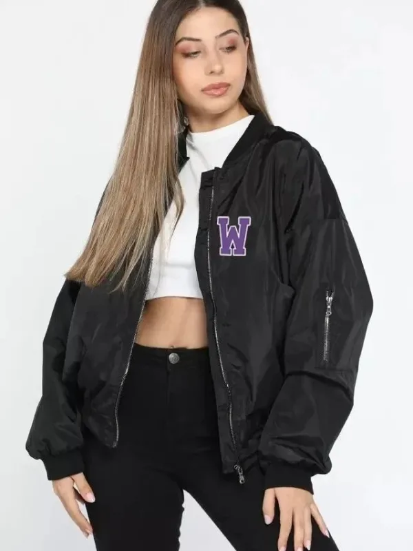 Dámska čierna oversize bomber bunda s potlačou, vreckami na zips a prešívaním 2