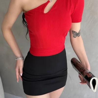One Shoulder Chain Detail Crop Blouse Red 3