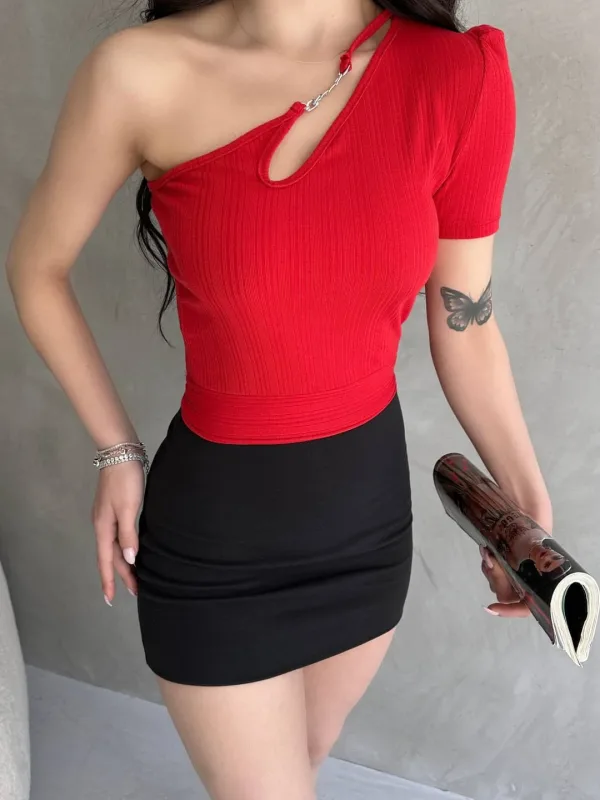 One Shoulder Chain Detail Crop Blouse Red 3