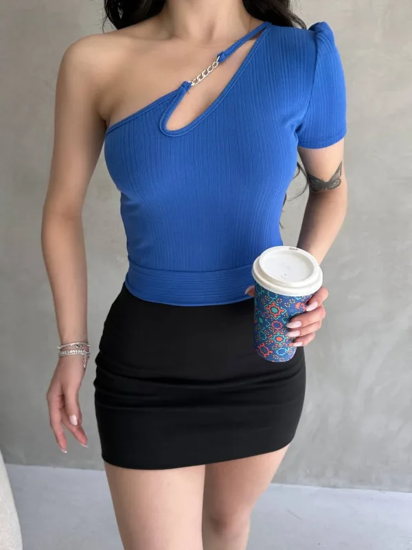 Jednorameni lanac detalj crop bluza terakota