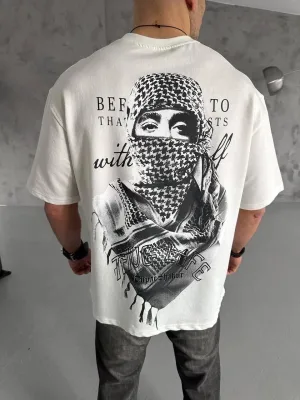 Tîşorta Mêr Spî Bi Stûyê Bisîklet û Çapkirî Bi Şalê Filistînê