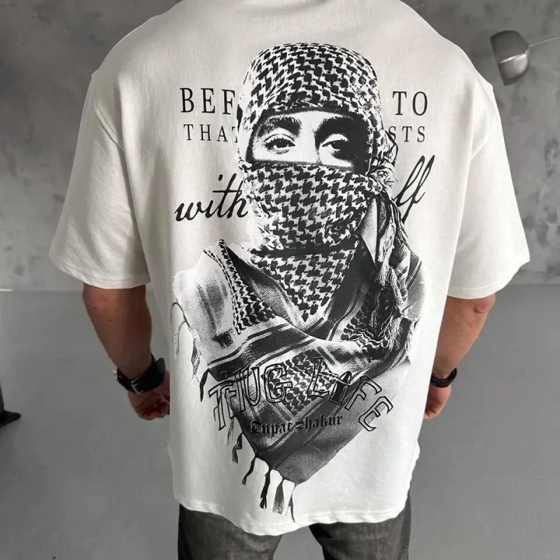 Tîşorta Mêr Spî Bi Stûyê Bisîklet û Çapkirî Bi Şalê Filistînê