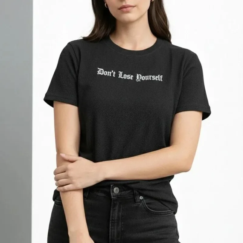Damski czarny regular T-shirt z nadrukiem, dekolt w serek