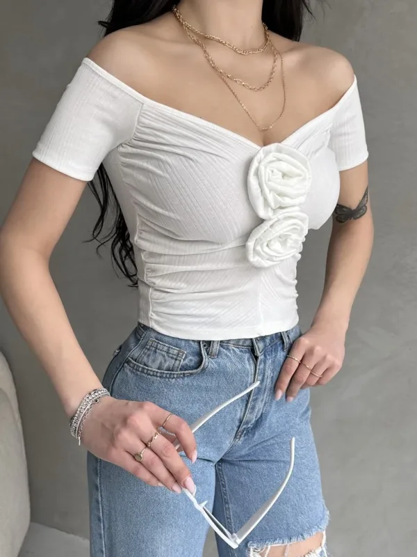 Bílý crop top s výstřihem do lodičky a růžovým detailem 4