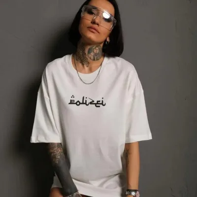 Damski oversize T-shirt biały, dekolt w serek, nadruk na plecach 2