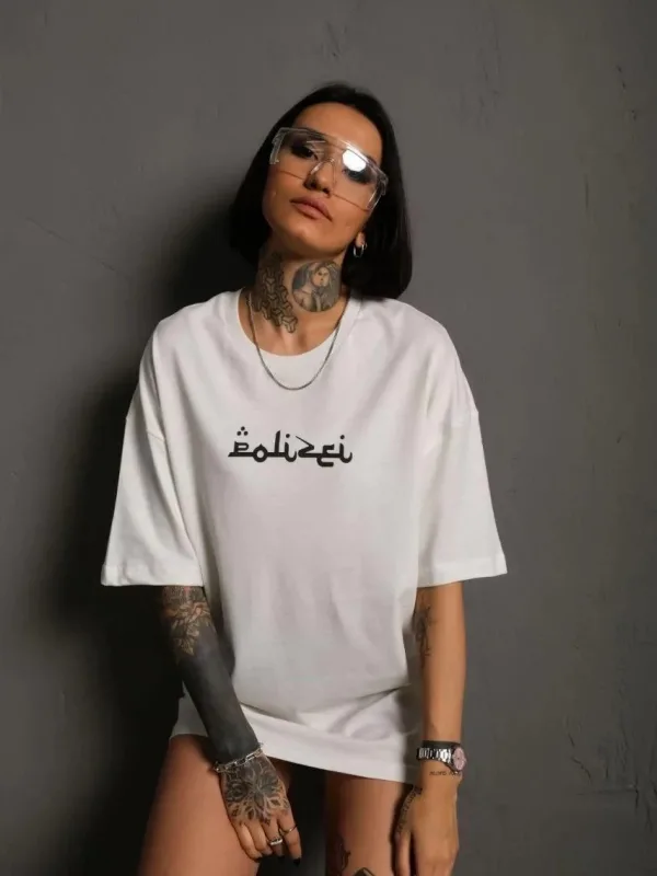 Damski oversize T-shirt biały, dekolt w serek, nadruk na plecach 2