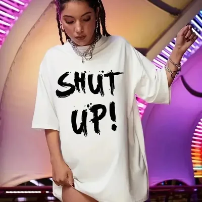 Kobieca biała oversize koszulka z kołnierzykiem rowerowym z nadrukiem Shut Up 1
