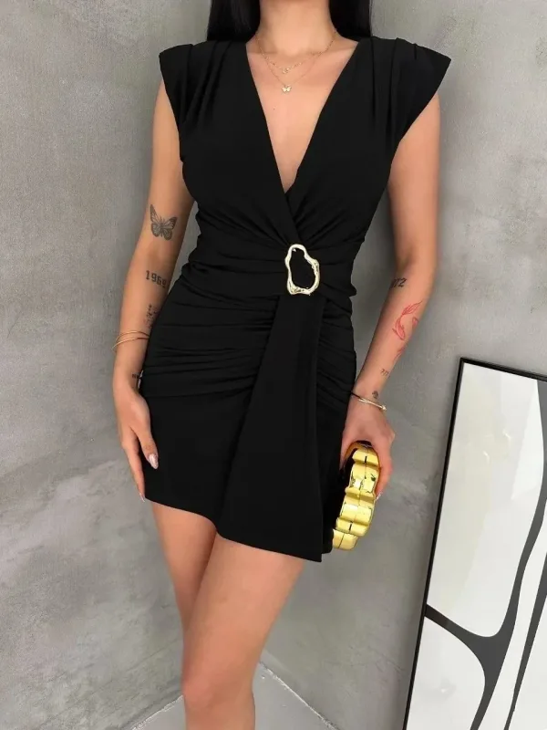 Femeie Rochie Neagră cu Drapaj și Croială Wrap, Broșă Elegantă