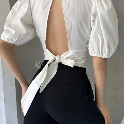 Bela poplin bluza sa lubeničastim rukavima i dekolteom na leđima 3