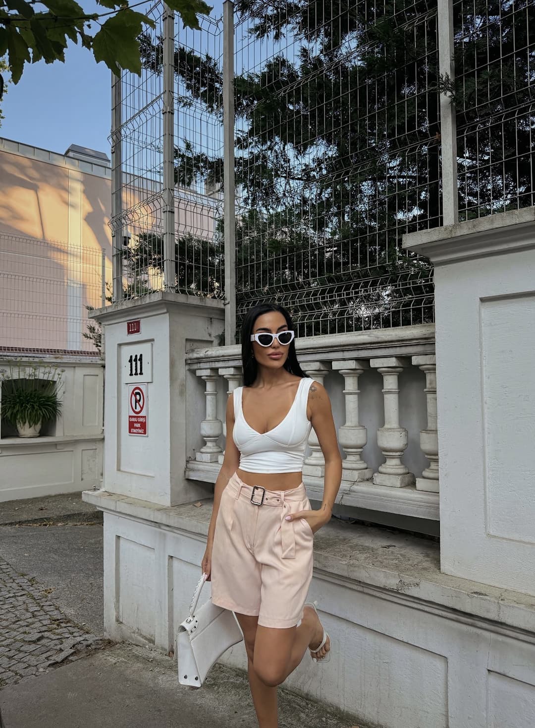 Şorta Mom a Bi Lingên Fireh û Kembera Çavê Çûkan Kêm 6