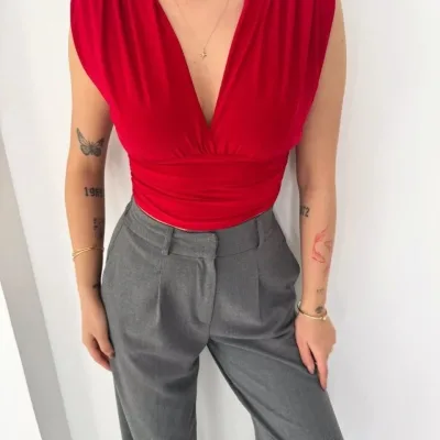 Ženska crvena V izrez sa jastučićima bez rukava drapirani likra crop bluza 1