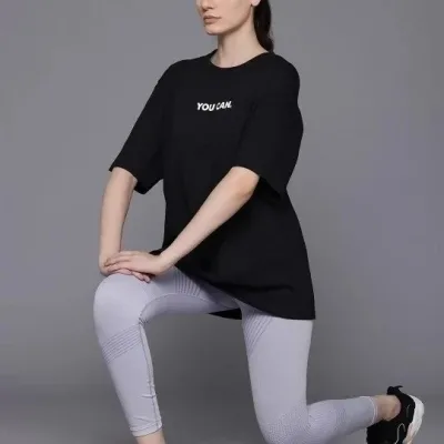 Женска црна oversize бициклистичка јака отпечаток маица 1