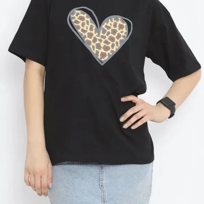 Női Fekete Oversize Leopárd Szív Nyomott Kerékpárnyakú Póló 3