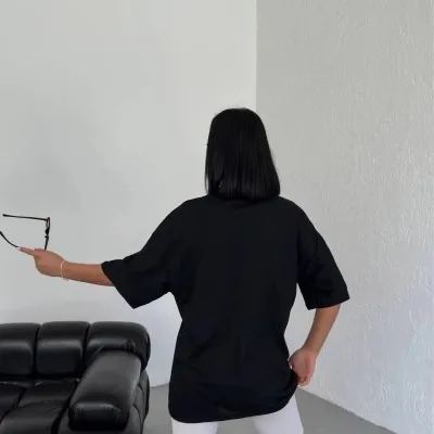 Damski Czarny Oversize Koszulka z Nadrukiem Los Angeles i Dekoltem w Serek 2