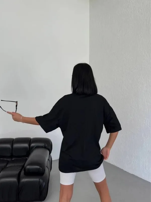 Damski Czarny Oversize Koszulka z Nadrukiem Los Angeles i Dekoltem w Serek 2
