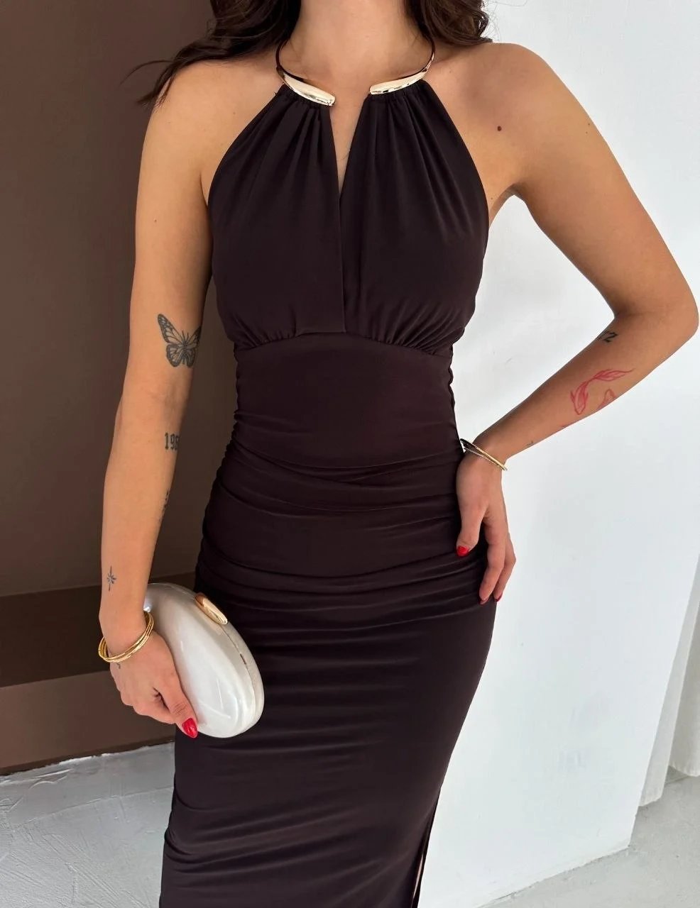 Γυναικείο Καφέ Κομψό Μακρύ Βραδινό Φόρεμα με Σκίσιμο και Αποκαλυπτική Πλάτη