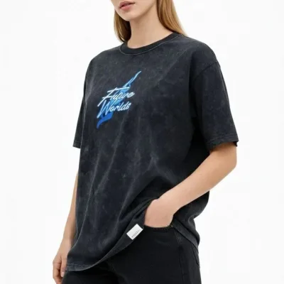 Damski czarny oversize T-shirt z kwasowym wykończeniem, dekolt w serek, krótki rękaw 3