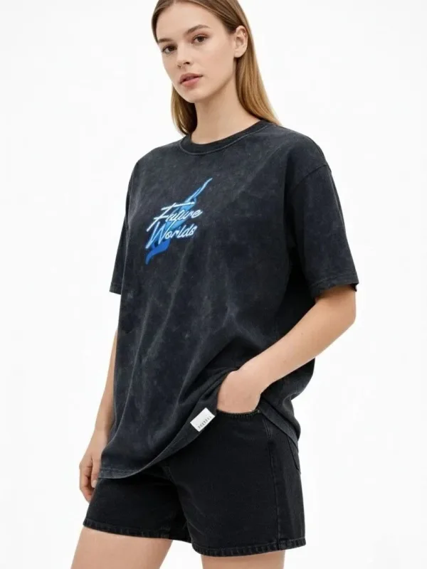 Damski czarny oversize T-shirt z kwasowym wykończeniem, dekolt w serek, krótki rękaw 3