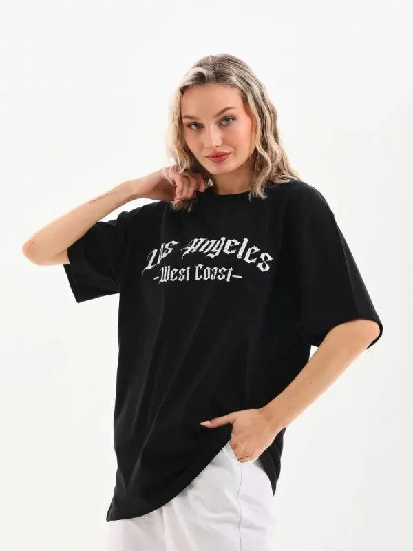 Damski oversize T-shirt czarny, dekolt w serek, nadruk 3