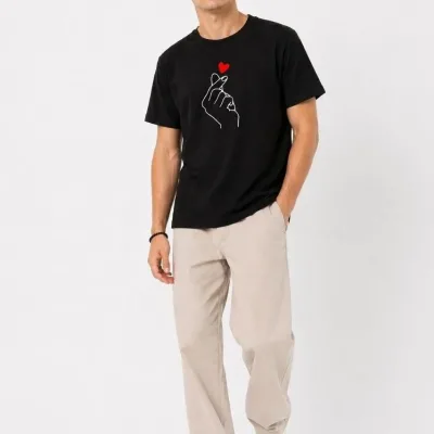 Muški crni oversize korejski stil prst srce print majica 2