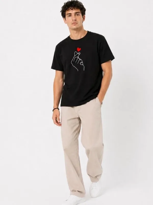 Muški crni oversize korejski stil prst srce print majica 2