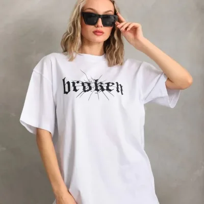 Damski oversize T-shirt biały, dekolt w serek, nadruk 4