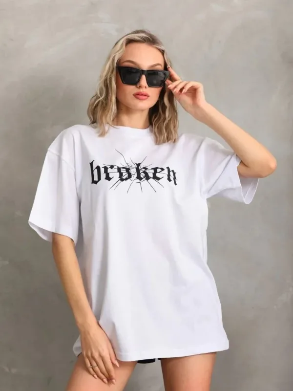 Damski oversize T-shirt biały, dekolt w serek, nadruk 4