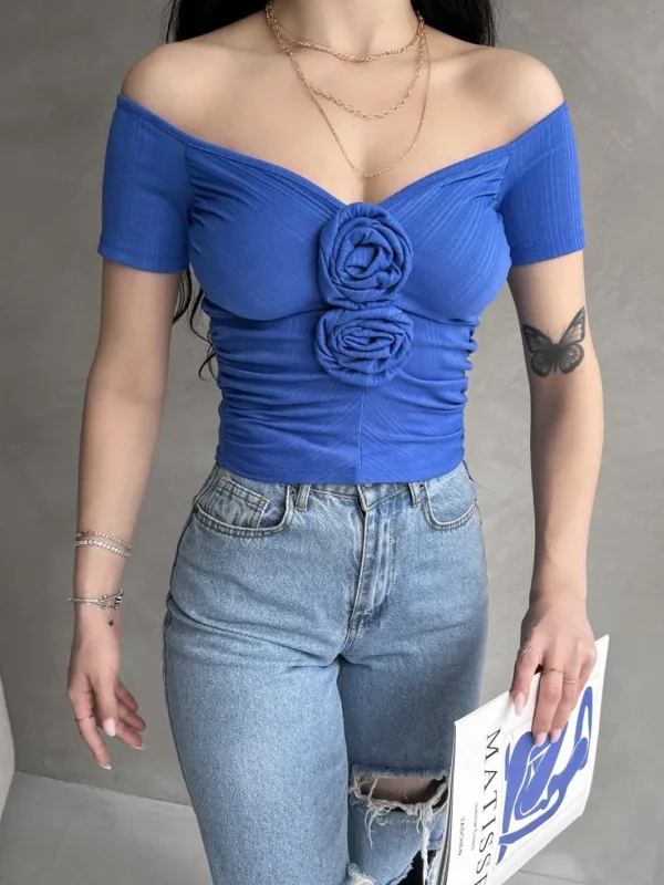Qayıq Yaxa Gül Detallı Krop Bluz Saks 2